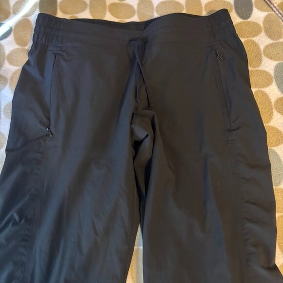 Athleta La Viva Crop Jogger Pants Size 4 Black Zip Pockets Loose Stretch 964585 - Picture 2 of 6